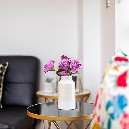 Trendy Queen'S Park Apartment With Views Across London Bagian luar foto